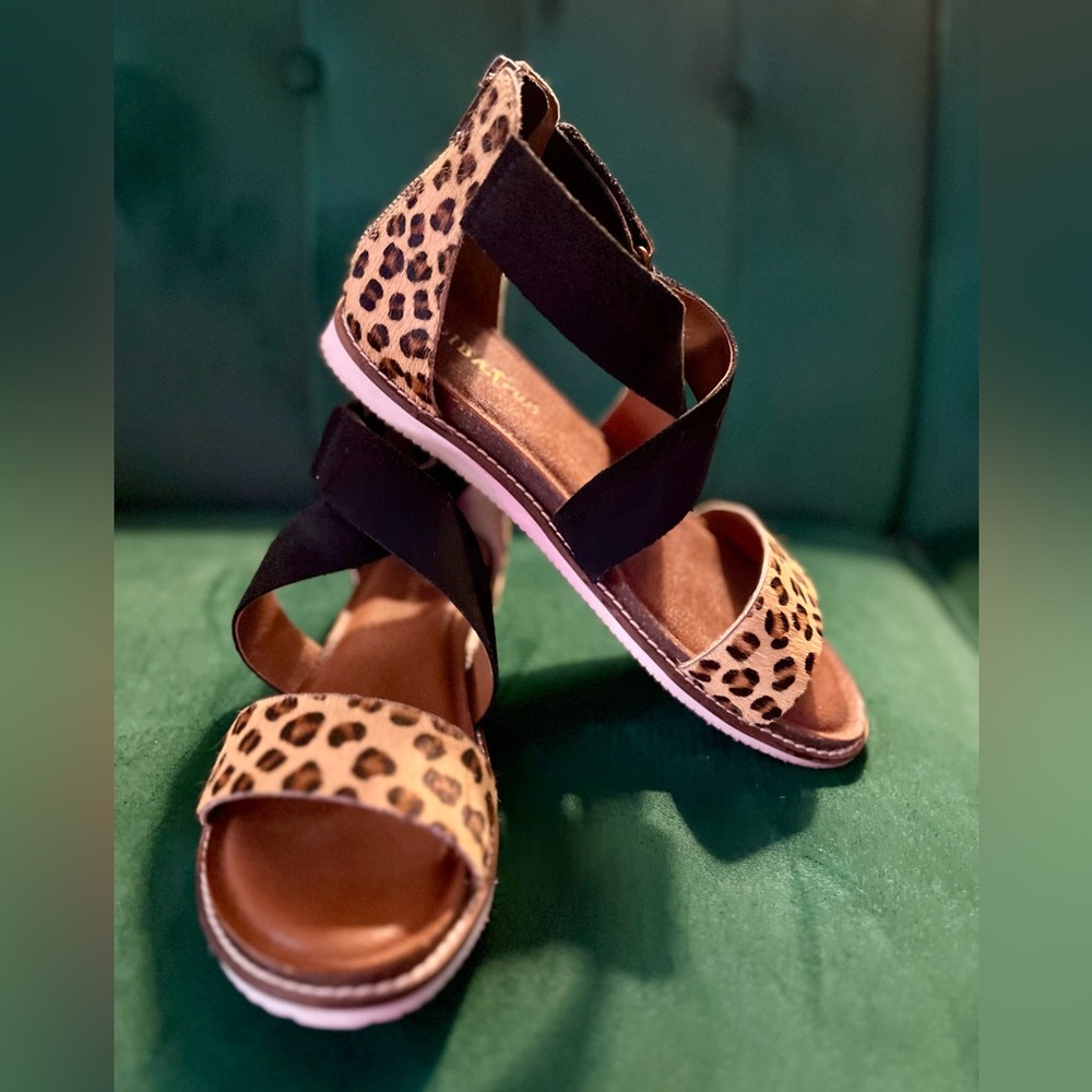 Diba True - Leopard Leather Sandal flip toes size 9.5 real leather